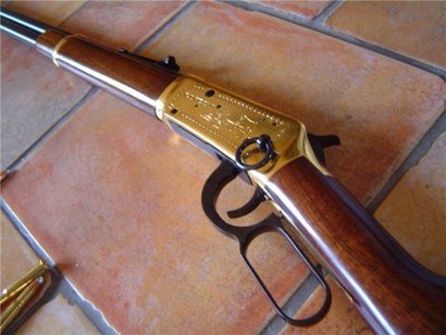 Hola a todos:
Me ofrecen un Winchester 94, calibre 30-30.
Es una version conmemorativa de la expulsion 40
