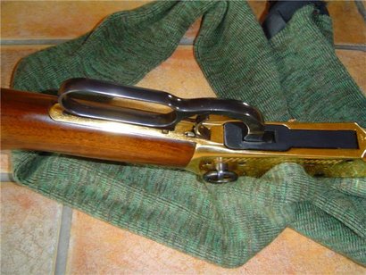 Hola a todos:
Me ofrecen un Winchester 94, calibre 30-30.
Es una version conmemorativa de la expulsion 112