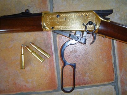 Hola a todos:
Me ofrecen un Winchester 94, calibre 30-30.
Es una version conmemorativa de la expulsion 111
