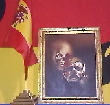 no tengo cojones de poner esta foto como avatar compre este cuadro que es muy antiguo esta pintado sobre 00
