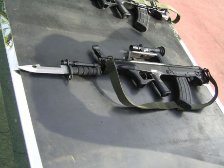 siguen con su desarrollo. El nuevo responde al nombre de QBZ-95G.

Parece que han mejorado al precisión, 50