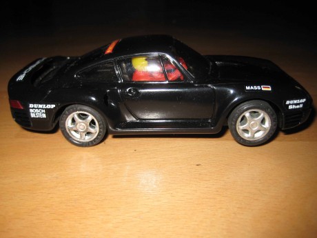 Vendo Porsche 959 para Scalextric SCX con traccion a las 4 ruedas y luces.
Solo usado para probarlo, está 02