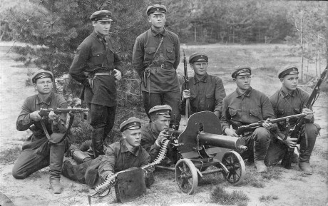 El Mosin-Nagant ..
es un rifle militar accionado por cerrojo, con cargador de cinco proyectiles, que 120