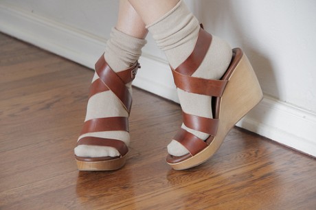 ABRO EL HILO PARA APRENDER REGLAS DEL SABER VESTIR:
-por ejemplo, los calcetines blancos solo con prendas 111
