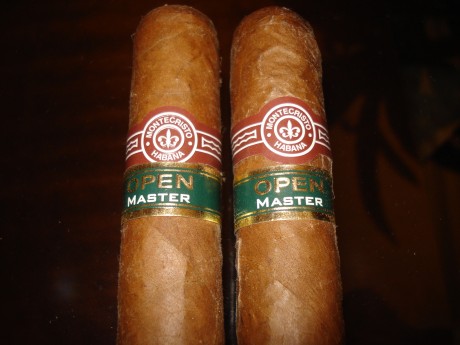 ¿Hay algun fumador de puros habanos por aqui?.

Saludos cordiales y puf puf. :wink: 82