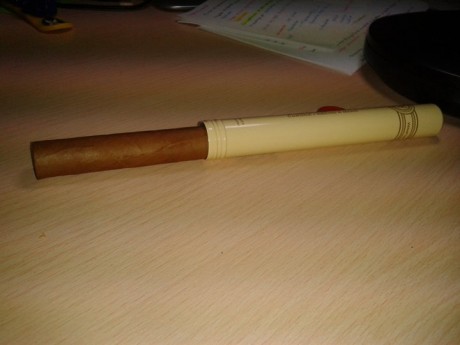 ¿Hay algun fumador de puros habanos por aqui?.

Saludos cordiales y puf puf. :wink: 121