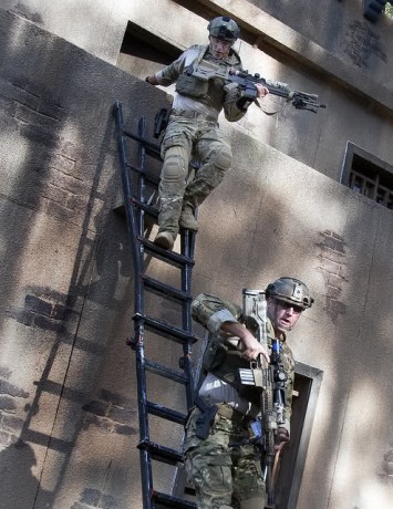 Agujeros de ratas, snipers holes, troneras o como le quieran llamar. Francotirador urbano el reto insuperable.

Un 100