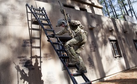 Agujeros de ratas, snipers holes, troneras o como le quieran llamar. Francotirador urbano el reto insuperable.

Un 110