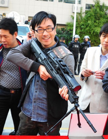siguen con su desarrollo. El nuevo responde al nombre de QBZ-95G.

Parece que han mejorado al precisión, 80