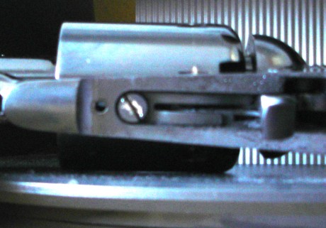 Queridos compañeros de foro, tengo un remington 1858 de uberti y el tornillo que fija el muelle bifido 150