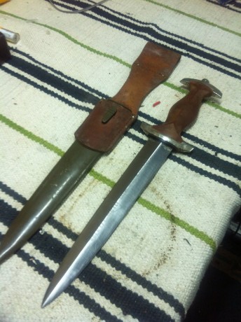 Tengo unas cosillas a la venta, me gustaria vender el lote aunque puede que sea un poco bestia.

Daga 150