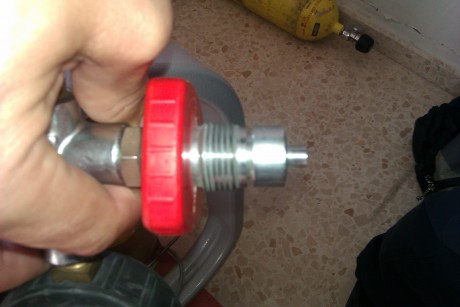 He estado en la estación de Bomberos de mi pueblo para cargar mi botella a 300 bares, no pudimos pues 50