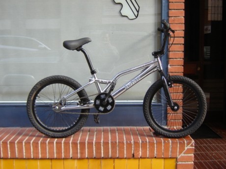 Pues aqui teneis una muy buena bicicleta de BMX de la casa MONTY para alguno de vuestros hijos.
El mio 01