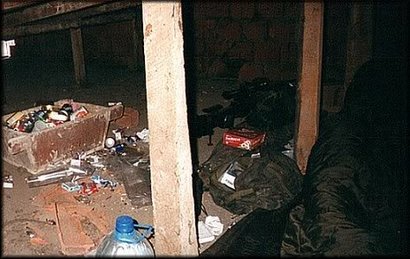 Agujeros de ratas, snipers holes, troneras o como le quieran llamar. Francotirador urbano el reto insuperable.

Un 00