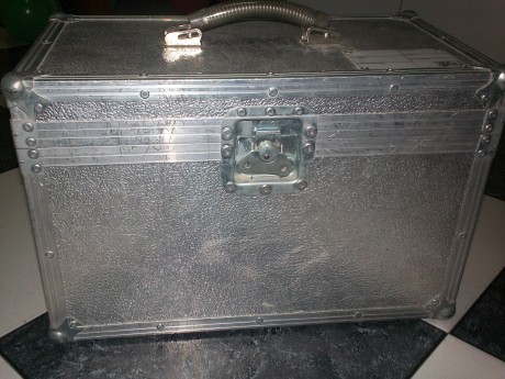 vendo maleta(maletin)usado de aluminio con varios compartimentos,es un maletin profesional para proteger 01