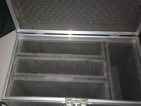 vendo maleta(maletin)usado de aluminio con varios compartimentos,es un maletin profesional para proteger 00