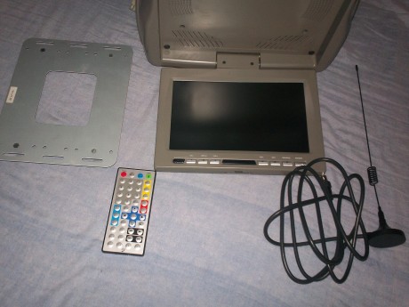 Vendo tv dvd completo para instalar en el techo del coche con antena mando a distancia e instrucciones, 00