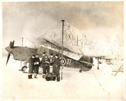 Como sois agua bendita, os envío otra foto de mi montón para que me digais qué avión es este.
(Esta vez 00