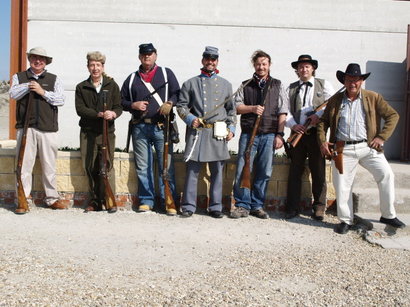 Hola a todos,
Necesito información sobre donde conseguir comprar o alquilar uniformes militares de la 50