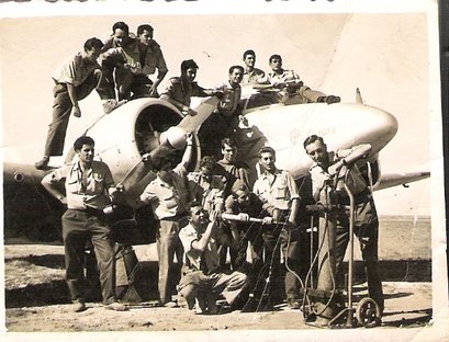 Aquí va otra de mis fotos...lo tapa el personal...pero quizá alguno me sepais decir que avión es. La única 00