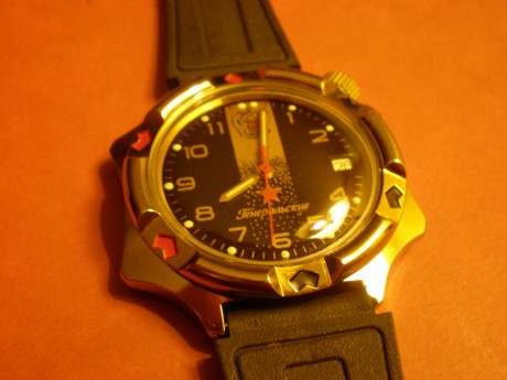 Se trata de un reloj automático de pulsera que me regalo hace tiempo un amigo que estuvo en Rusia.

He 01