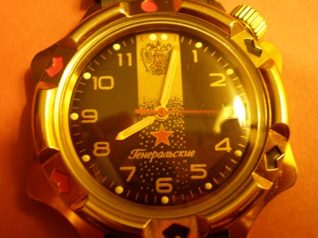 Se trata de un reloj automático de pulsera que me regalo hace tiempo un amigo que estuvo en Rusia.

He 00