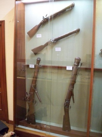 Hola, abro éste hilo para que podamos mostrar los diferentes museos militares que visitamos en España, 151