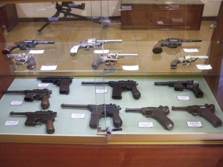 Hola, abro éste hilo para que podamos mostrar los diferentes museos militares que visitamos en España, 150