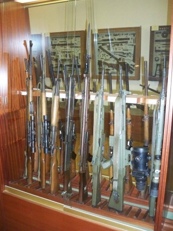 Hola, abro éste hilo para que podamos mostrar los diferentes museos militares que visitamos en España, 171