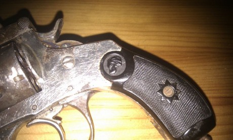 ...hola chicos, necesito de vuestra ayuda para identificar un par de revolveres tipo "smith and wesson 101