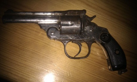 ...hola chicos, necesito de vuestra ayuda para identificar un par de revolveres tipo "smith and wesson 100