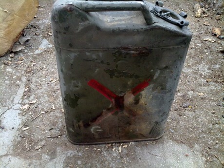 Hola lo dicho vendo piezas de jeep willys militar.

Asiento delantero. 65 euros.
Jerrycan US 1952. 30 02