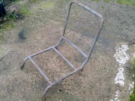 Hola lo dicho vendo piezas de jeep willys militar.

Asiento delantero. 65 euros.
Jerrycan US 1952. 30 00