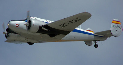 Aquí va otra de mis fotos...lo tapa el personal...pero quizá alguno me sepais decir que avión es. La única 10