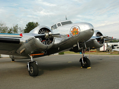 Aquí va otra de mis fotos...lo tapa el personal...pero quizá alguno me sepais decir que avión es. La única 51