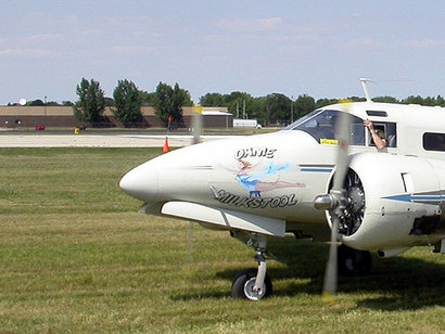 Aquí va otra de mis fotos...lo tapa el personal...pero quizá alguno me sepais decir que avión es. La única 50