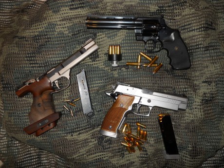 Hola, me gustaría que mostrarais las armas, o el arma, que tenéis, marca, modelo, calibre… y por darle 01