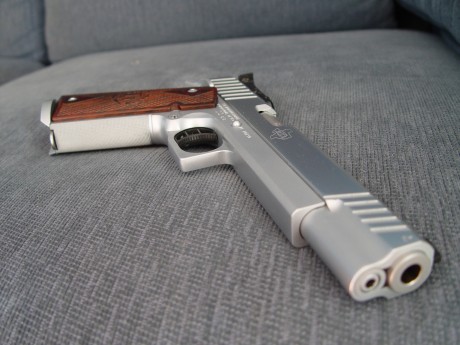 Hola, me gustaría que mostrarais las armas, o el arma, que tenéis, marca, modelo, calibre… y por darle 21