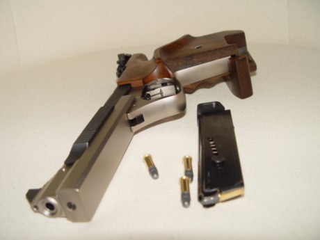 Hola, me gustaría que mostrarais las armas, o el arma, que tenéis, marca, modelo, calibre… y por darle 20