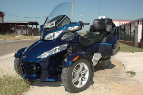  FOTO 1.jpg Vendo moto marca BRP, mod, can am-spyder RT tecno. Se puede conducir con permiso para coche. 00