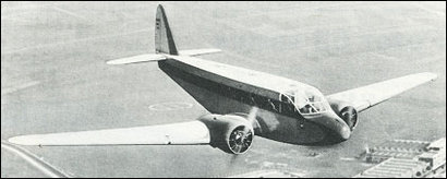 Aquí va otra de mis fotos...lo tapa el personal...pero quizá alguno me sepais decir que avión es. La única 111