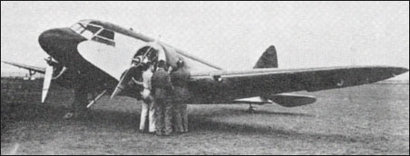 Aquí va otra de mis fotos...lo tapa el personal...pero quizá alguno me sepais decir que avión es. La única 110