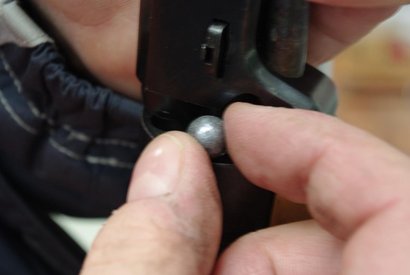 Gracias al amigo  Héctorvillajos ,  Meatonthetable  y  Wilcow , por fin he probado la avancarga.

No ha 130