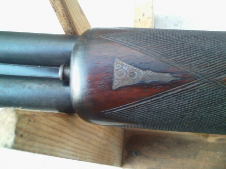 Buenas, acaba de caer en mis manos esto, tiene expulsores automaticos, gatillo articulado, valvulas de 52