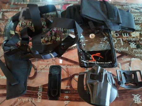 Hola vendo lote compuesto por: 

+funda sobaquera standar en cuero.

+Faja Funda elastica multiuso fabricada 00