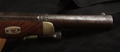 Hola, aqui os pongo unas fotos de una pistola que dice el vendedor (AntiqueGuns.com) que es italiana y 30