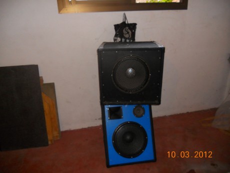 Vendo 2 pantallas de sonido (altavoces)para conciertos o discotecas.
Precio Negociable.
Por el peso seria 31
