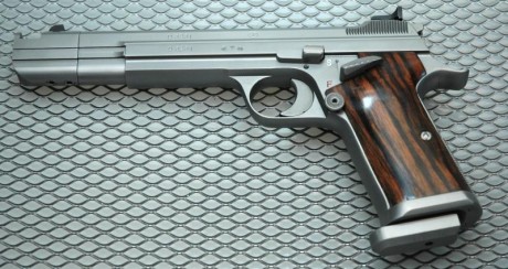 Sin lugar a dudas la pistola 9mm mas precisa de todos los tiempos es la SIG P210. Es imbatible en precisión 42