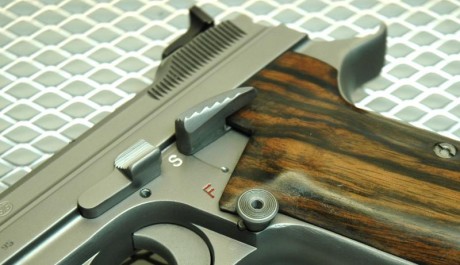 Sin lugar a dudas la pistola 9mm mas precisa de todos los tiempos es la SIG P210. Es imbatible en precisión 52