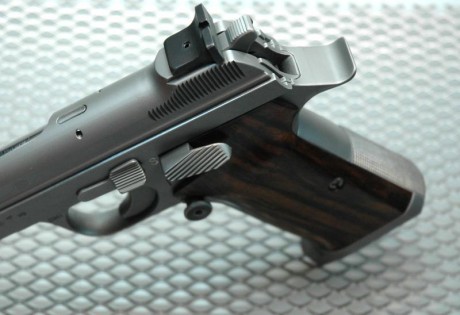 Sin lugar a dudas la pistola 9mm mas precisa de todos los tiempos es la SIG P210. Es imbatible en precisión 51
